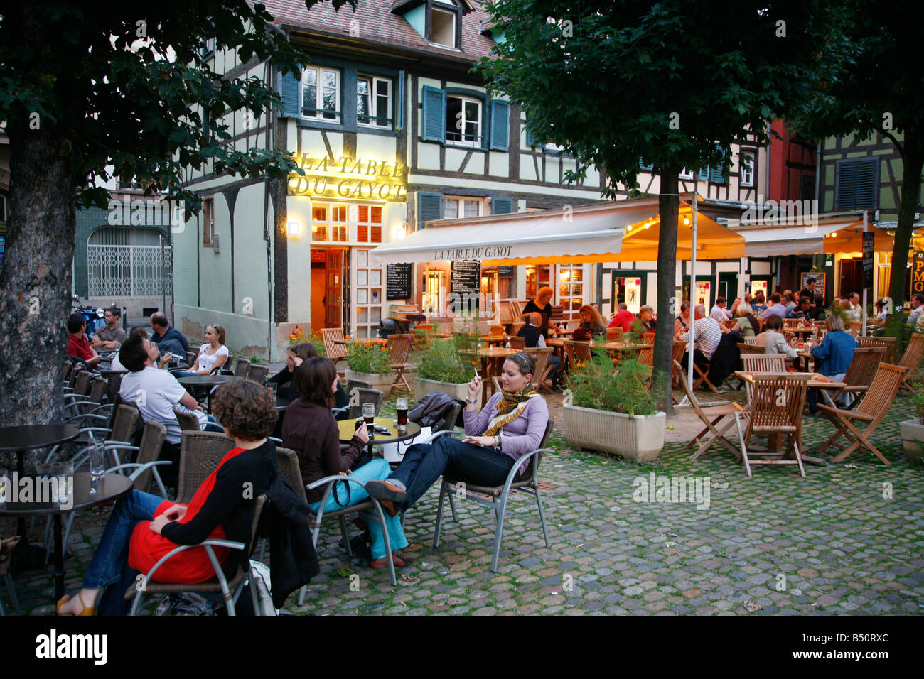 Sep 2008 - Leute sitzen in einem freien Restaurants in Place du Marche Gayot Straßburg Elsass Frankreich Stockfoto