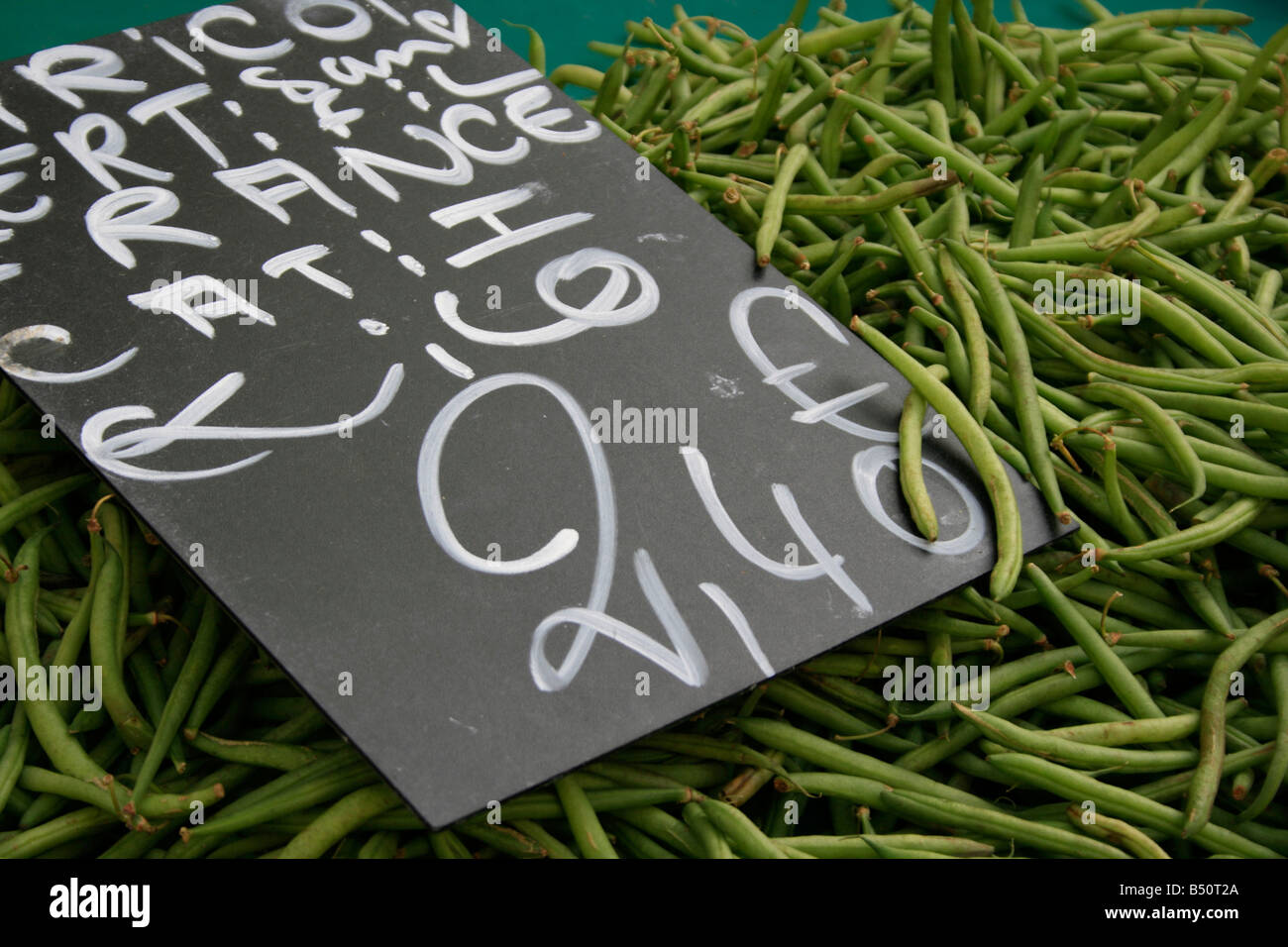 Frische grüne Bohnen zum Verkauf auf dem Markt von Senlis Stockfoto