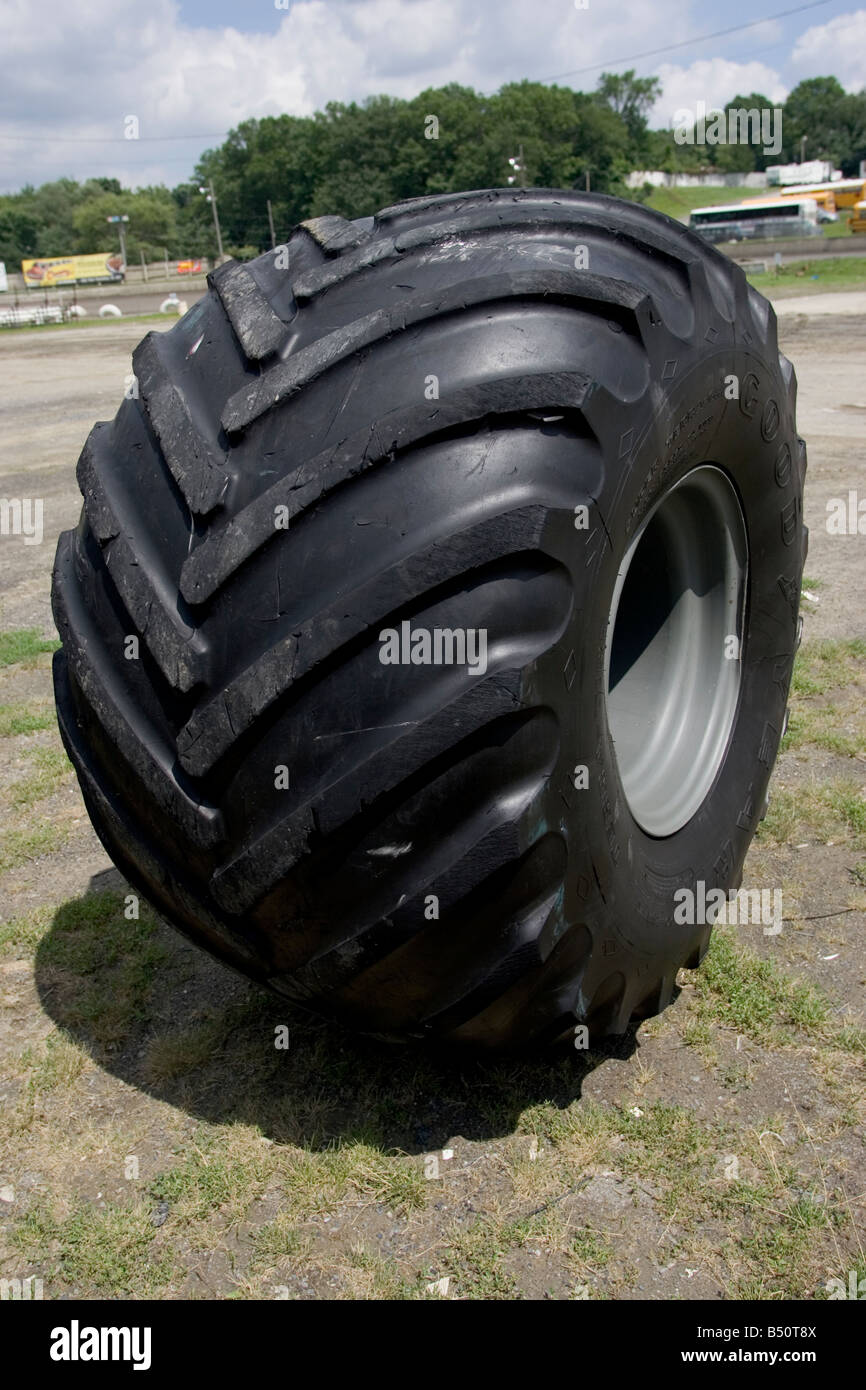 MONSTER TRUCK Reifen vor dem Monster Truck Challenge auf dem Orange County NY Fair Speedway