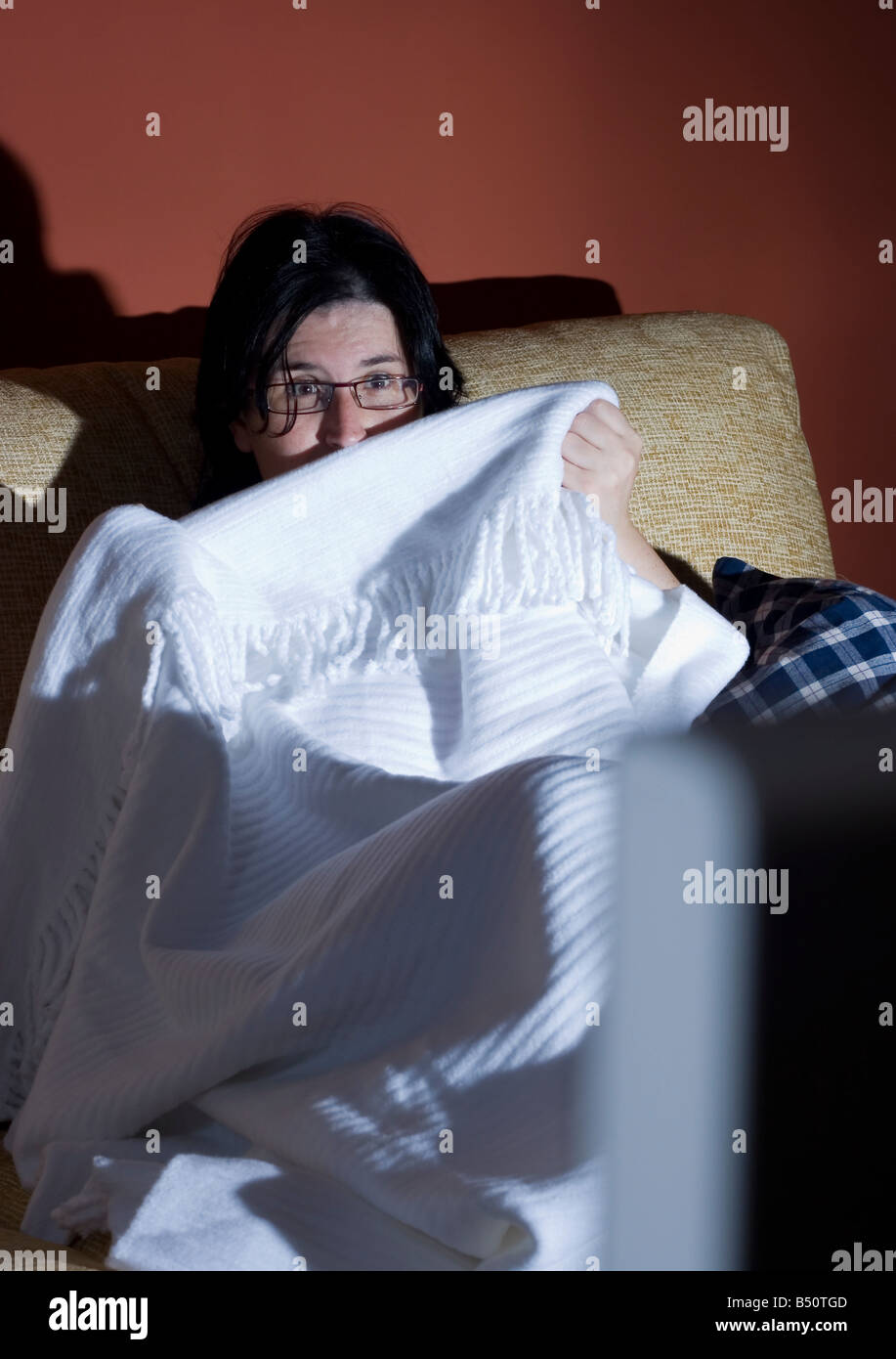 Frau einen unheimlich und Horror Film im tv im Zimmer Stockfoto