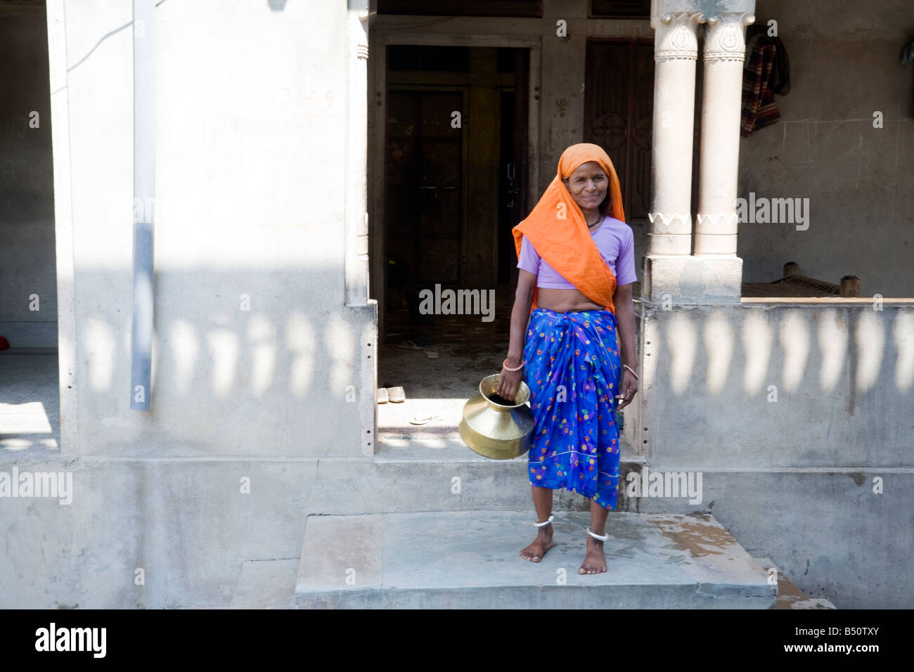 Indianerdorf Frau mit Wasser stehen vor ihrem Haus Stockfoto