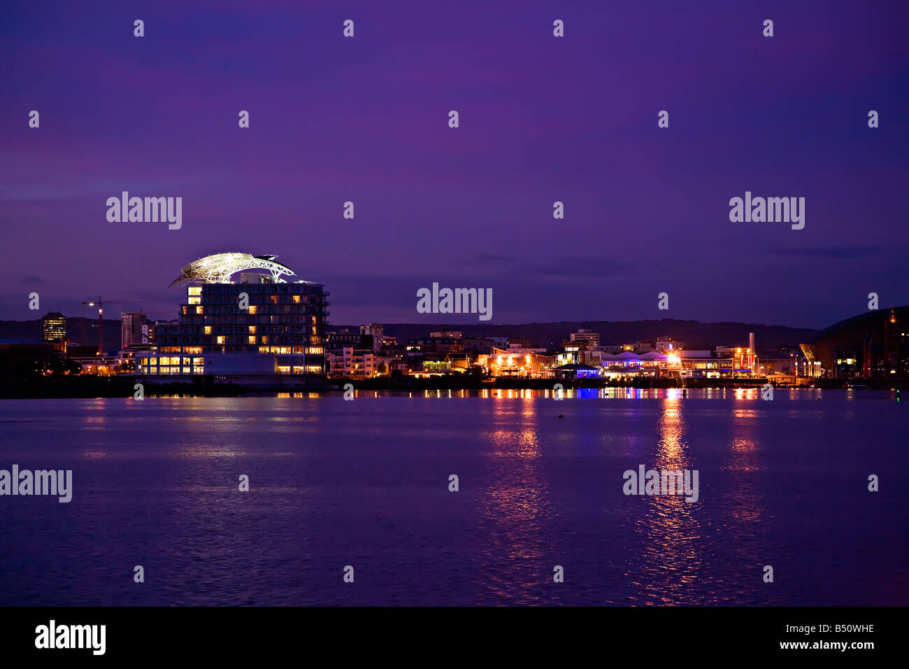 Hotels und Restaurants an der Cardiff Bay nachts Wales UK Stockfoto
