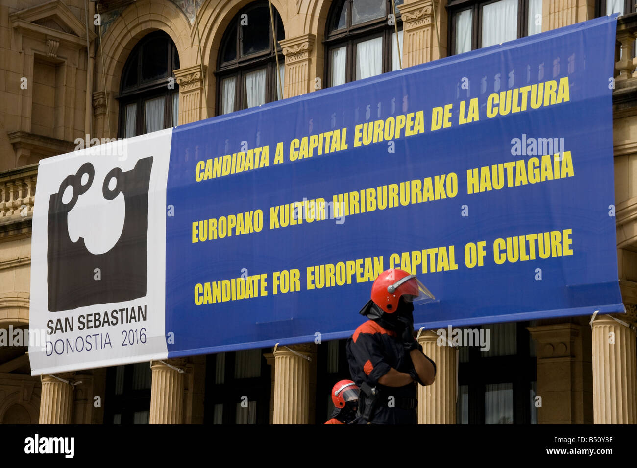 Bereitschaftspolizei vor einer Europäischen Kulturhauptstadt melden Sie während einem ETA-Protest in San Sebastian Stockfoto