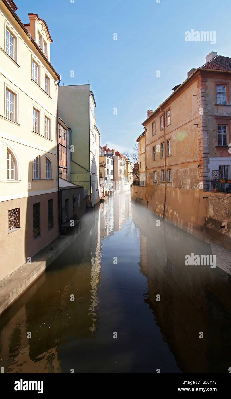 am frühen Morgennebel über Čertovka Bach - Stadtteil Mala Strana im historischen Zentrum von Prag Stockfoto