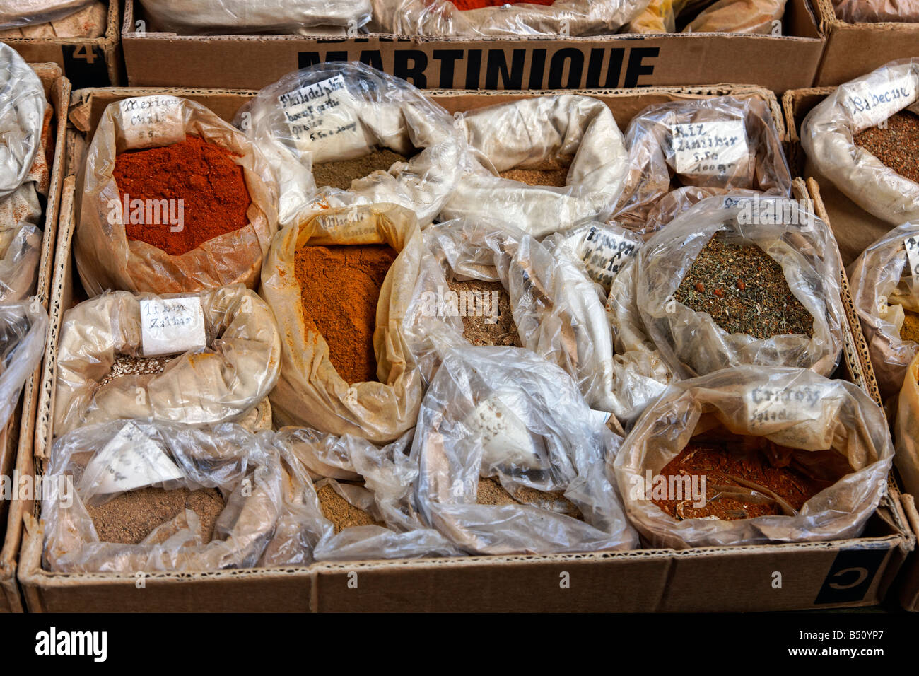 Getrocknete Gewürze auf einem Marktstand in Frankreich Stockfoto