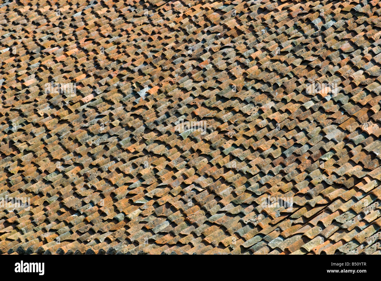Alte, ungleichmäßige Flachdachziegel Dach, Loudun, Vienne, Frankreich. Stockfoto
