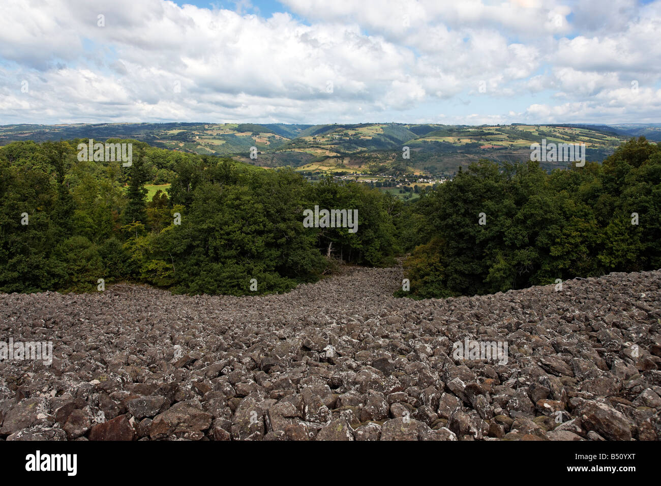 Stein Felsbrocken von einem historischen Basaltfelsen fließen La Coulée de Lave, Saint-Côme-d'Olt Stockfoto