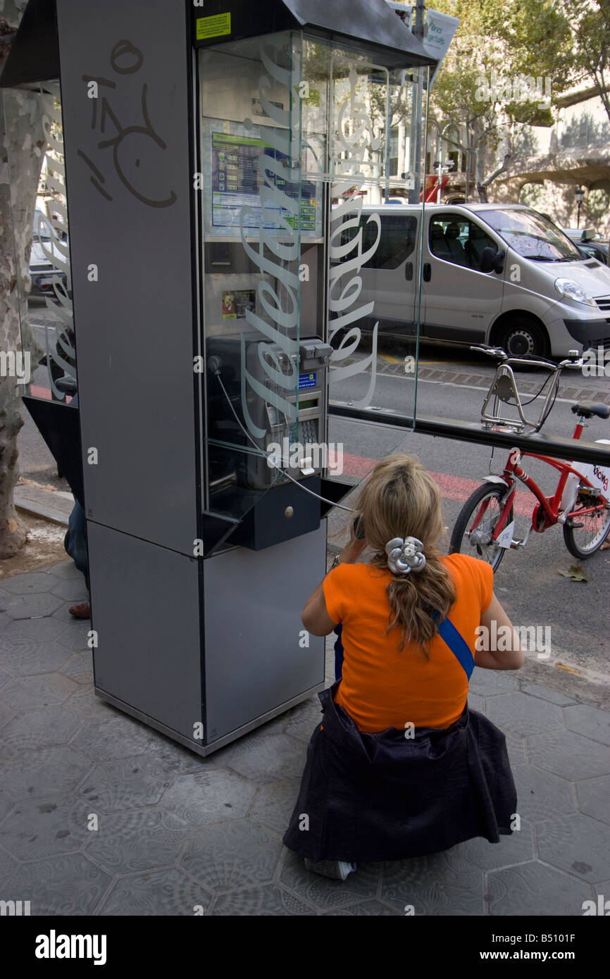 Frau am Telefon Telefonica Telefonkiosk Barcelona Spanien Stockfoto