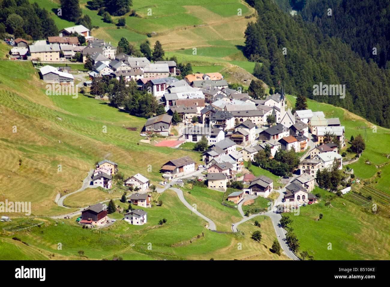 Das schöne Dorf Guarda thront auf einem alpinen Terrasse, Schweiz Stockfoto