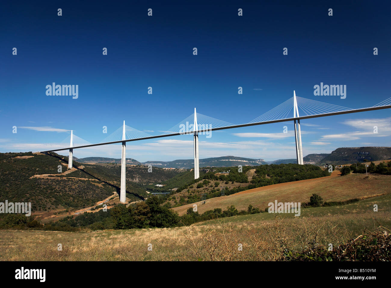 Das Viadukt von Millau an einem klaren Tag Stockfoto