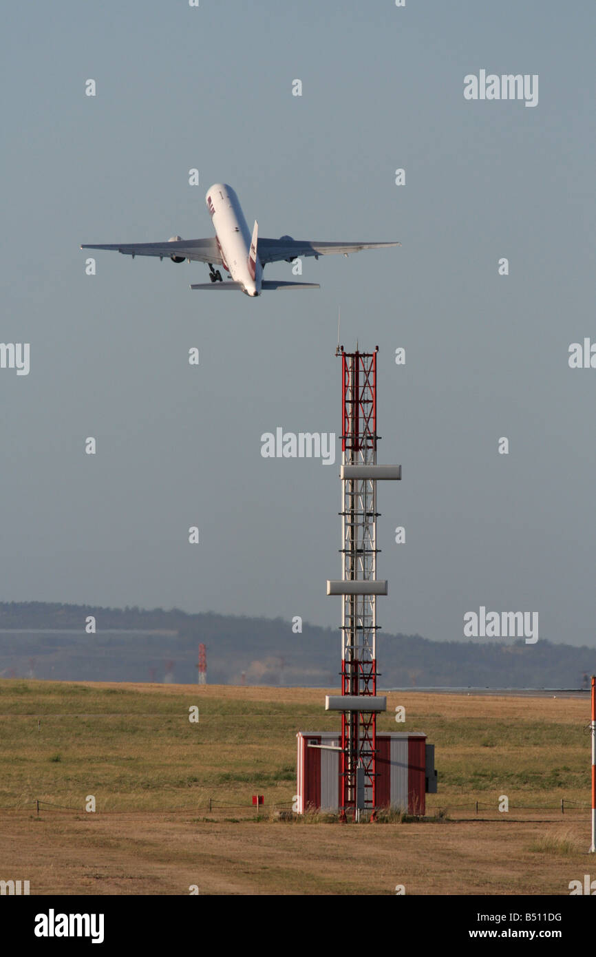 ILS (Instrument Landing System) Antenne in Lissabon Flughafen, mit Boeing 757 Passenger Jet Flugzeug in der Ferne. Technik in der Luftfahrt. Stockfoto