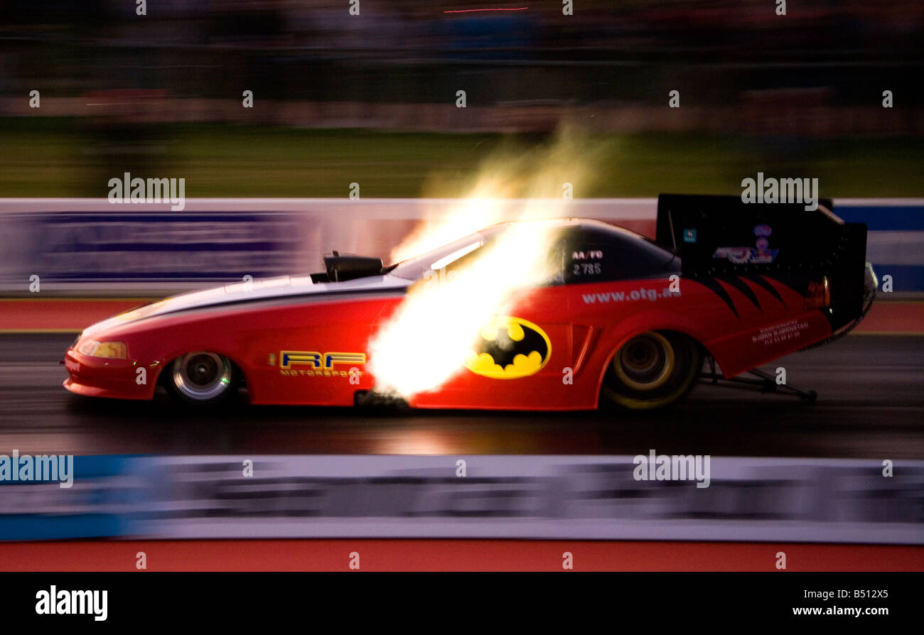 Lustiges Auto Batmobil von Thomas Nataas am nationalen Finale 2008 Drag Racing in Santa Pod angetrieben. Stockfoto