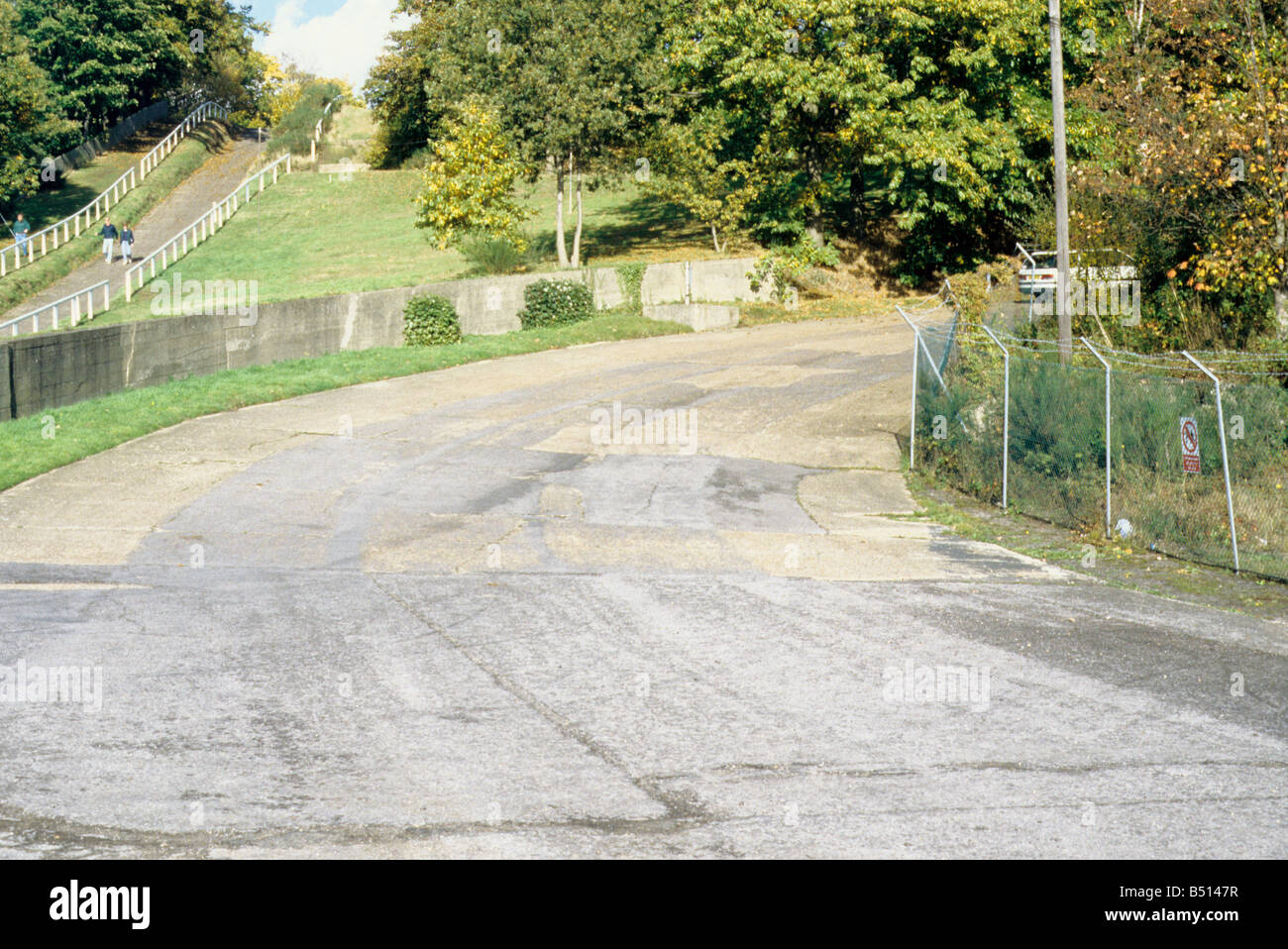 Brooklands Rennstrecke in der Nähe von Weybridge, Surrey, flachen Teil des Kurses, erbaut 1907, mit Test-Hügel auf der linken Seite. Stockfoto