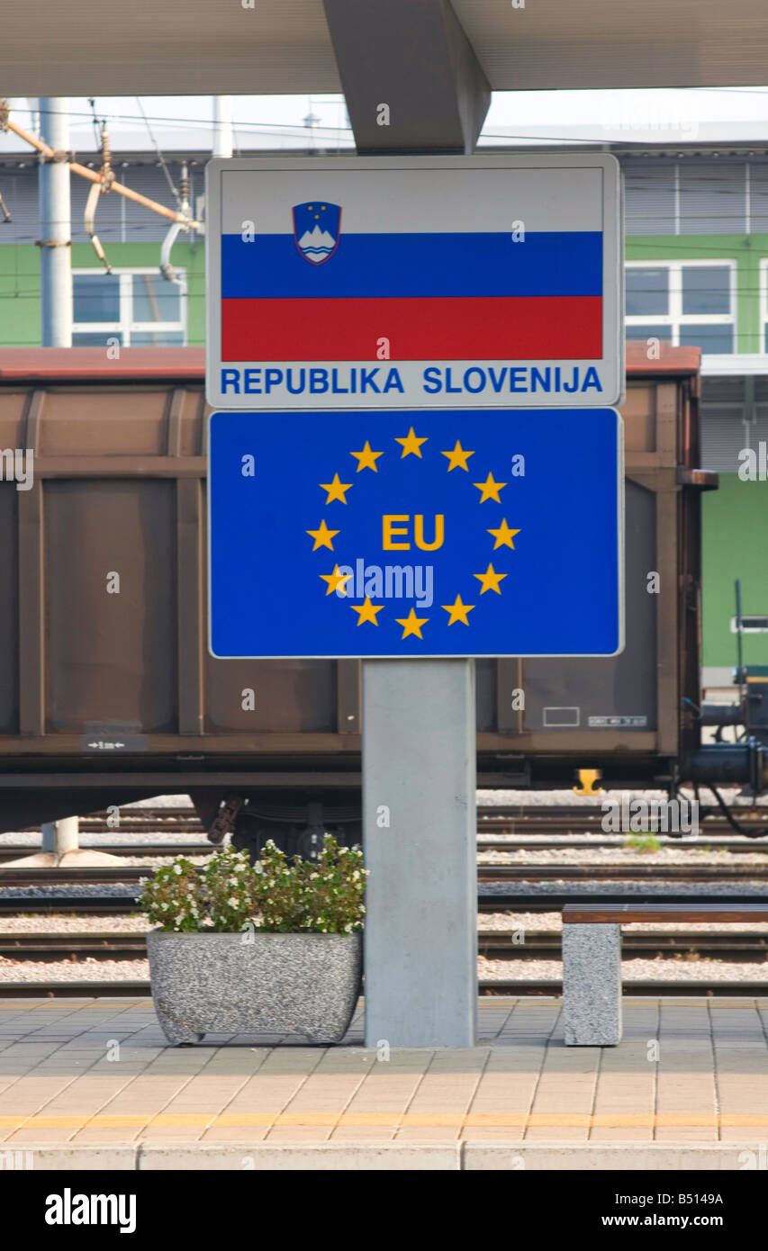 Flaggen der Slowenien und EU an der Grenze. Stockfoto