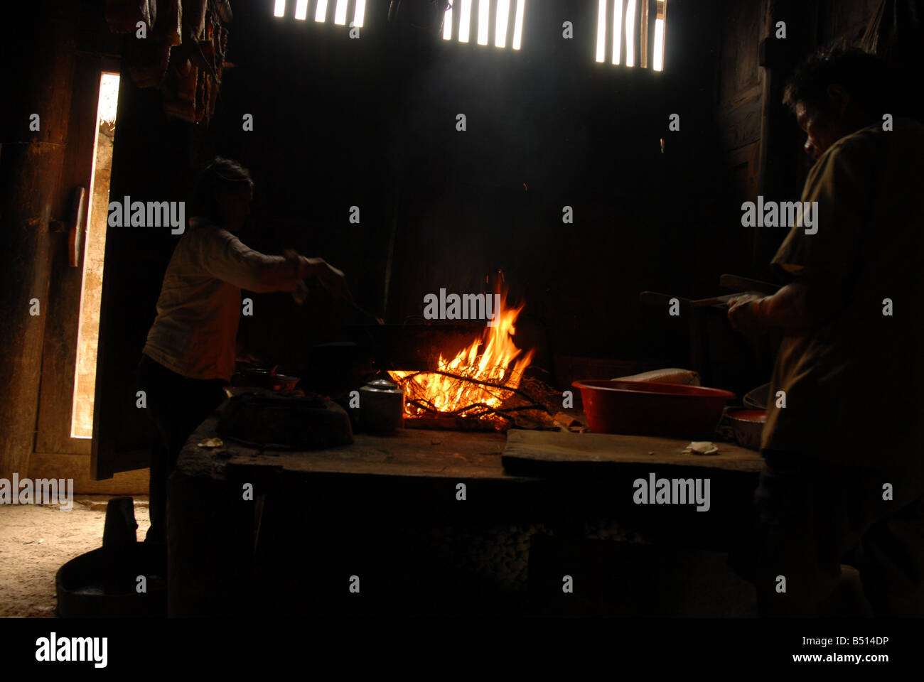 Eine Frau und ein Mann bereiten Mittagessen zu Hause in Landgemeinde Chongqing, China. Stockfoto