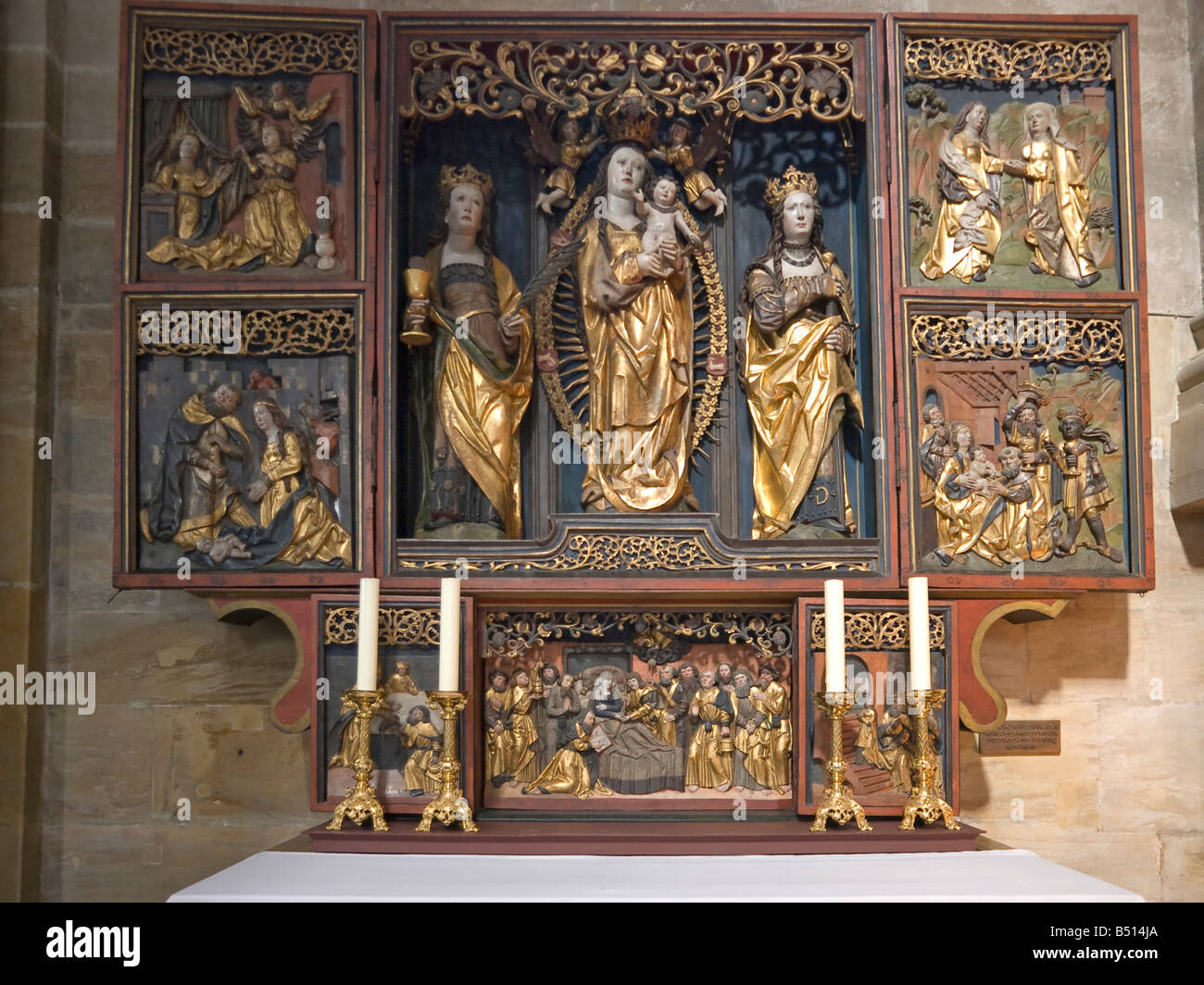 Kathedrale von Bamberg Katholische Hofkirche mit Altar und Statuen von Maria und Barbara mit Kelch und Hostie Stockfoto