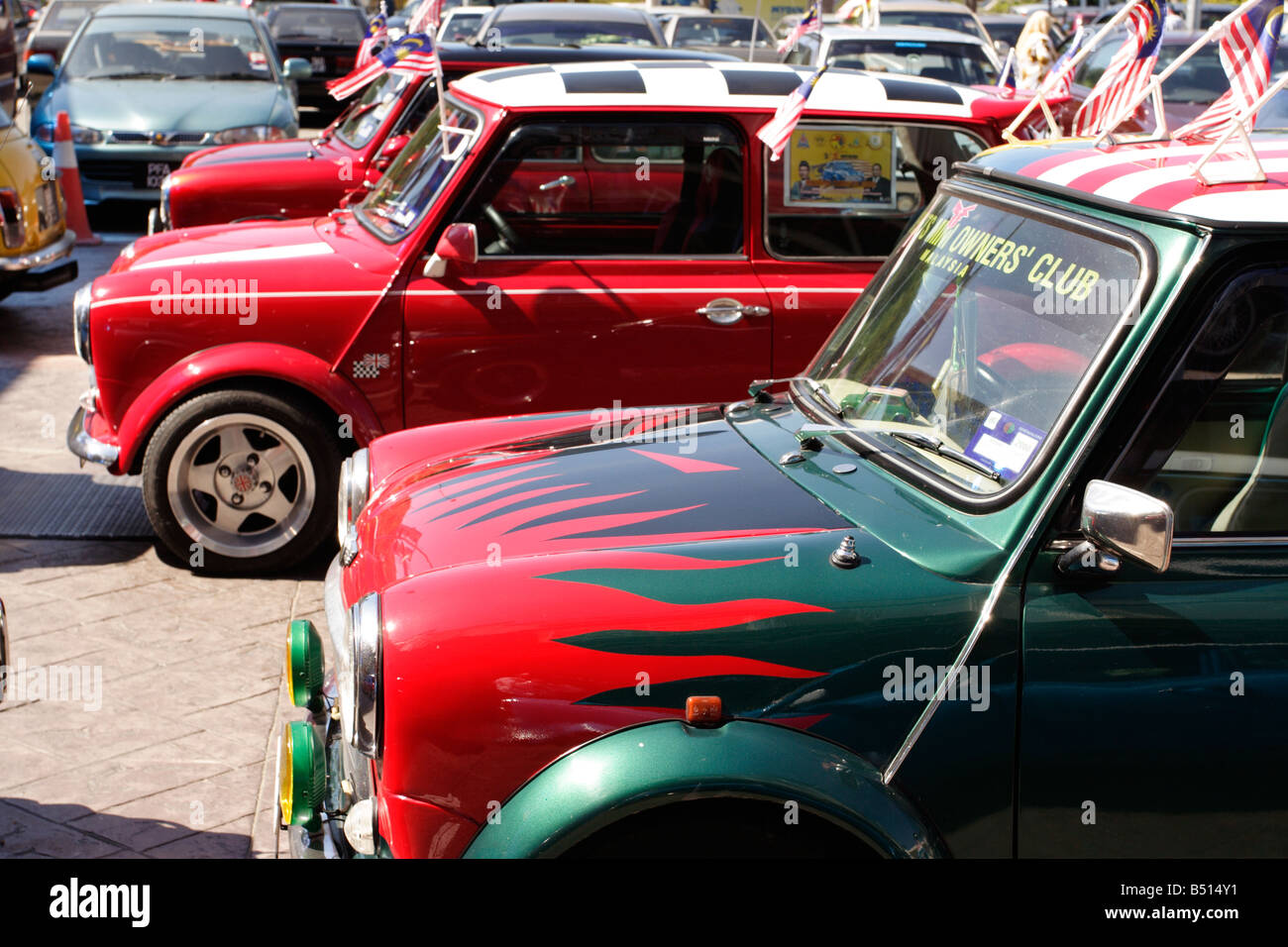 Mini Cooper Autos hintereinander. Stockfoto