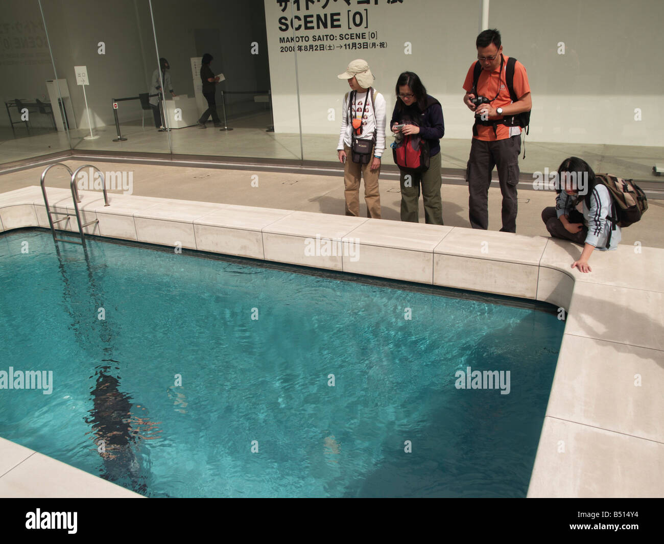 Das Schwimmbad von Leandro ERLICH, eine Kunstinstallation im 21st Century Museum of Contemporary Art, Kanazawa. Stockfoto