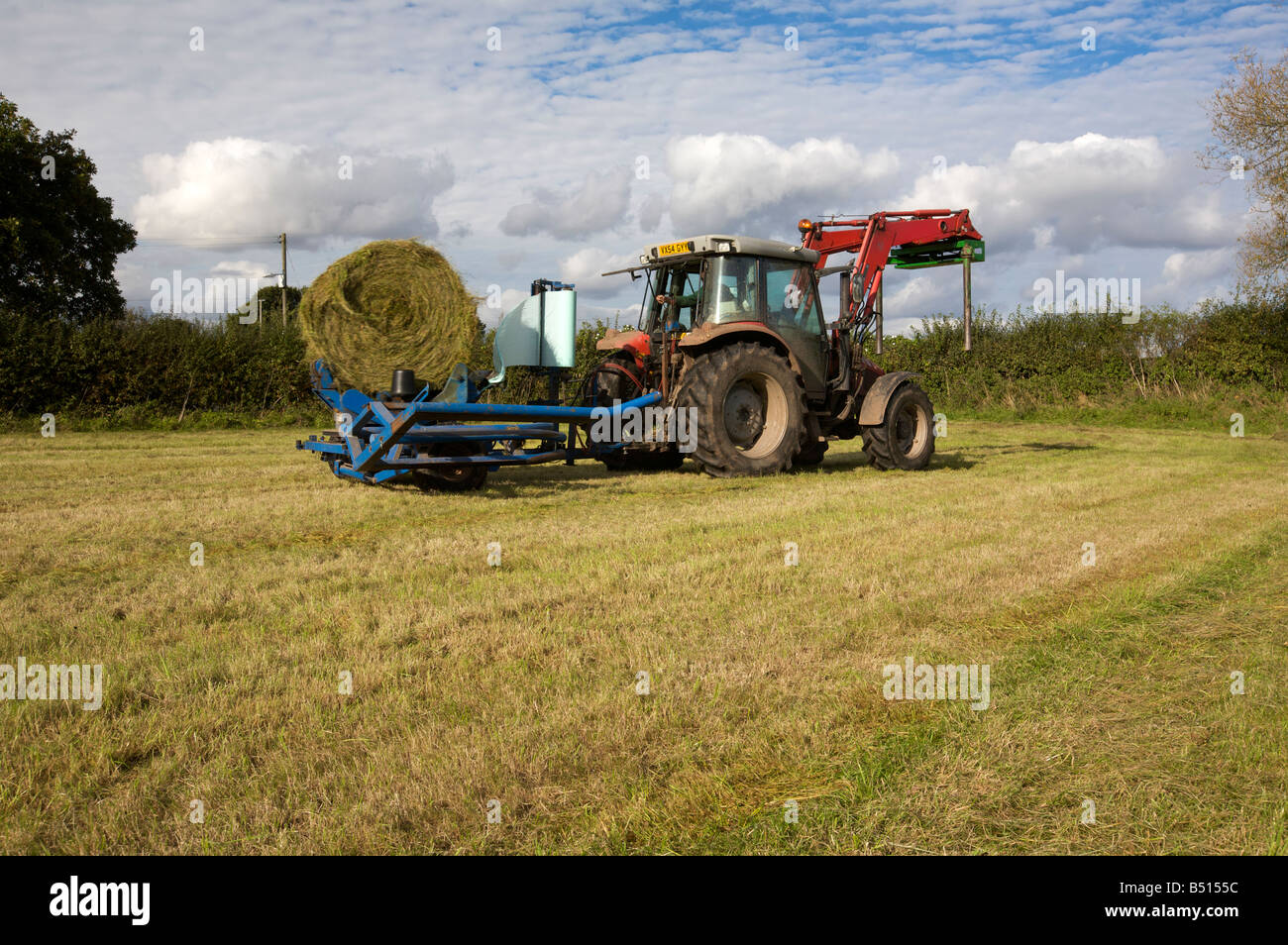 Rundballen wickeln UK Stockfoto