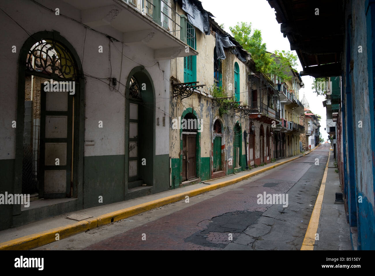 Leere Straße in Altstadt von Panama City, heruntergekommene und Altbauten säumen die Strasse, die Dehnung in die Ferne Stockfoto