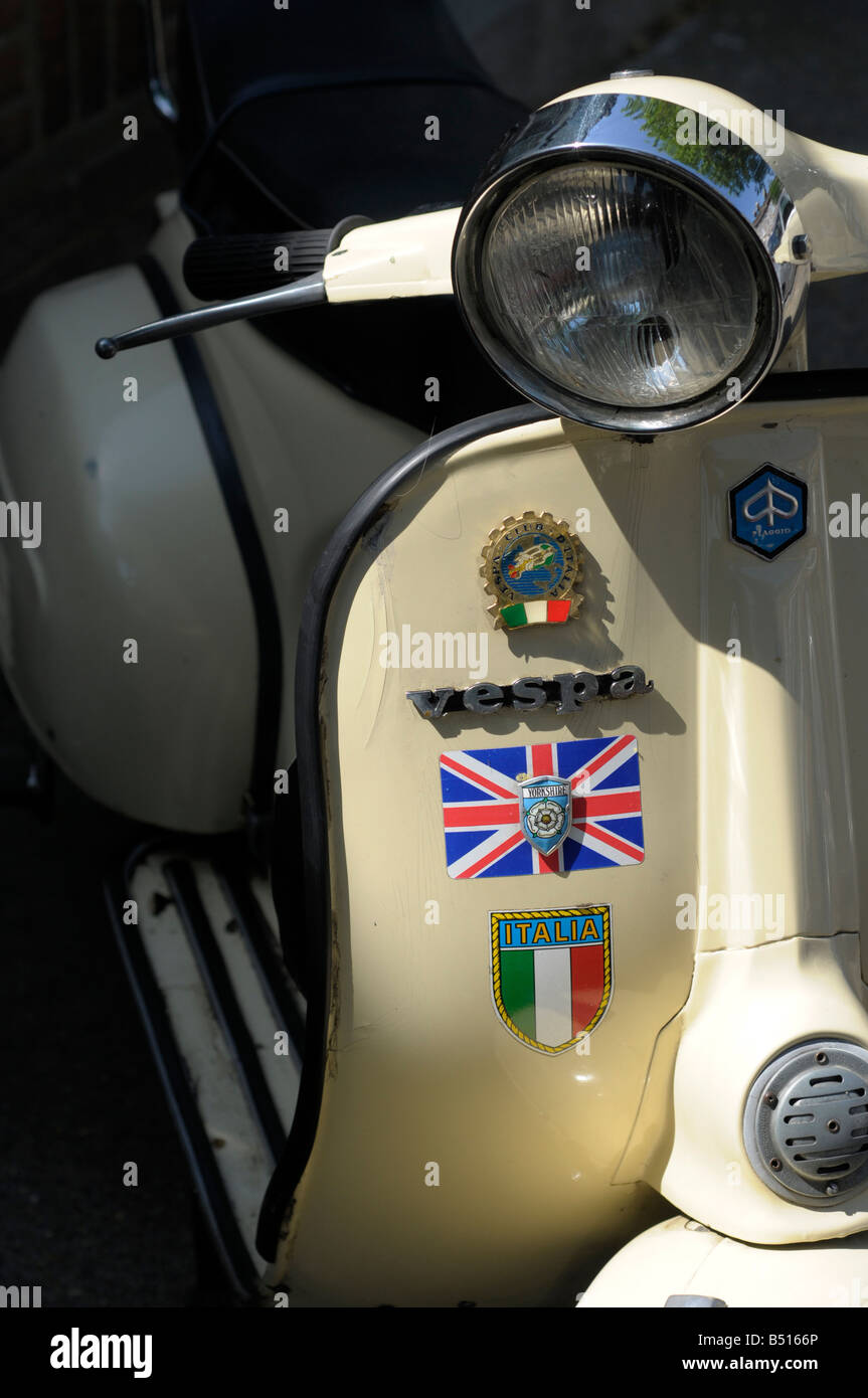 Vorderseite des Beige Piaggio Vespa Roller Stockfoto