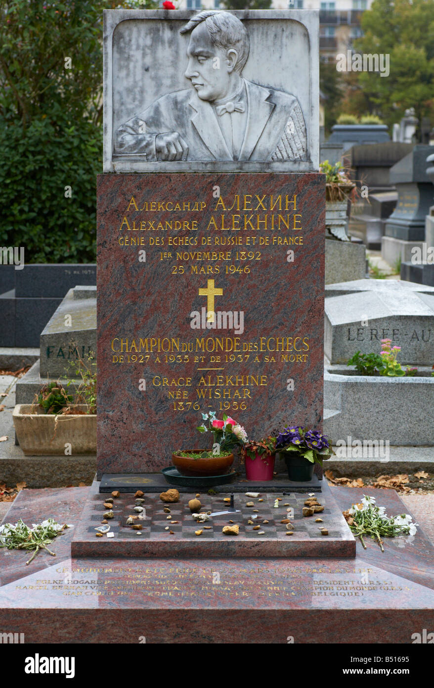 Das Grab des ehemaligen World Chess champion Alexandre Alekhine am Friedhof Montparnasse Paris France Stockfoto