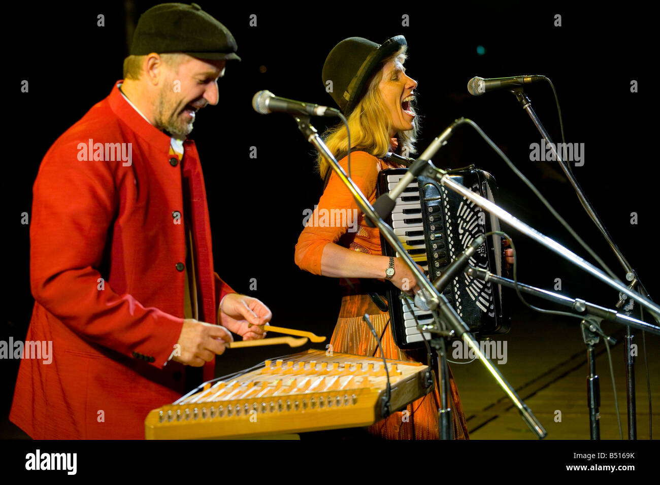 Klezmer-Duo aus Dänemark in einer Show im Anfiteatro Griego während der Klezfiesta in Buenos Aires, Argentinien Stockfoto