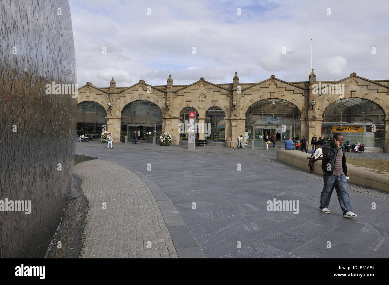 Die Funktion öffentlicher Wasserfläche außerhalb Sheffield Railway Station Sheffield South Yorkshire Stockfoto