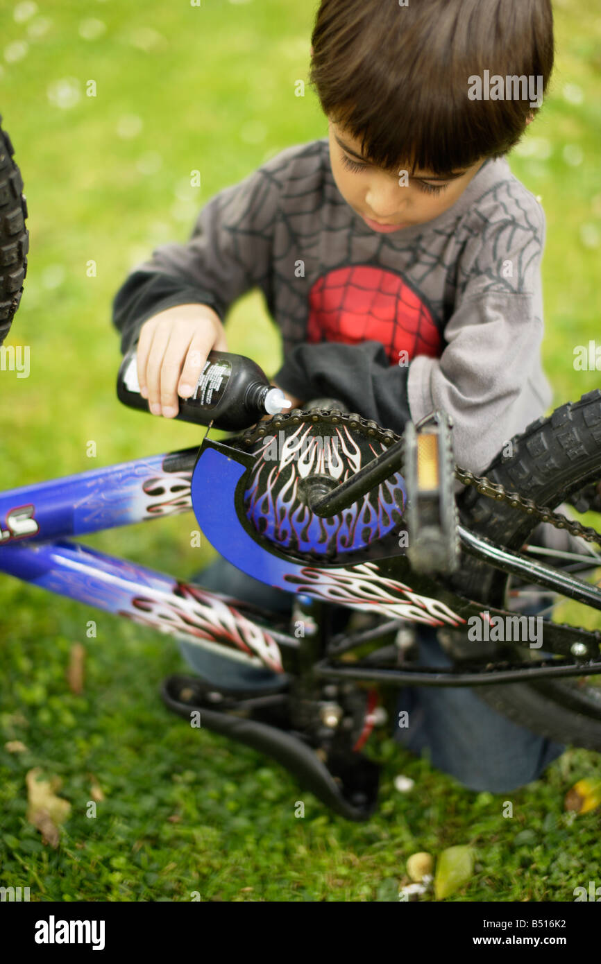Junge-Öle-Fahrrad-Kette Stockfoto