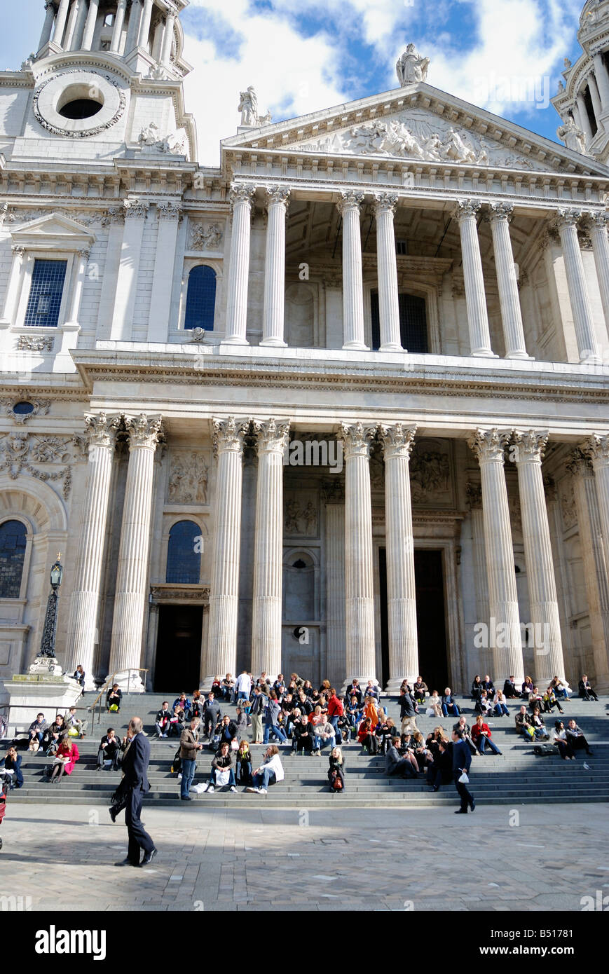 Touristen auf den Stufen zur St. Pauls cathedral Stockfoto