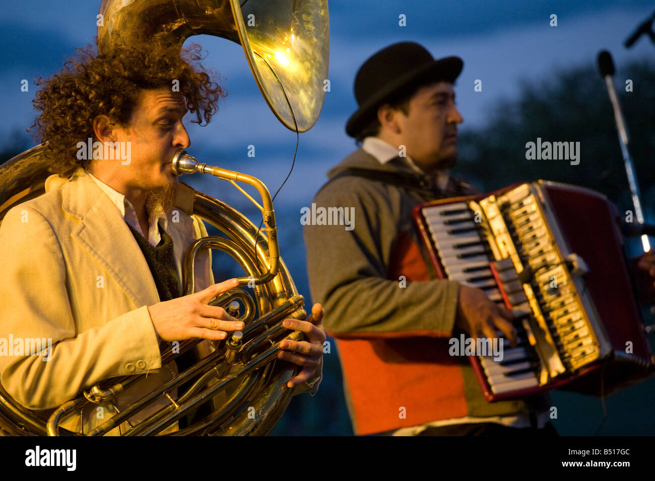 Als Tubist und Akkordeonist spielt in einem Klezmer-Musik-Konzert in Buenos Aires Stockfoto