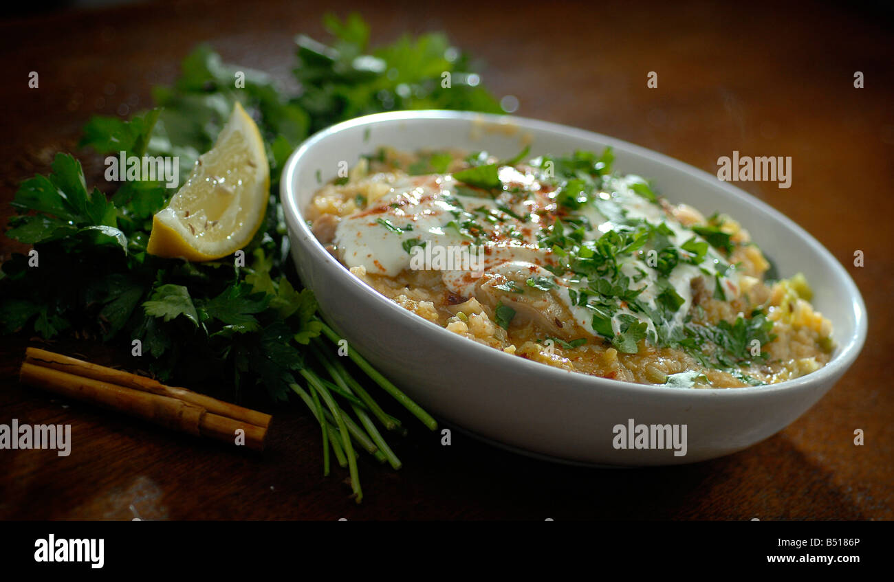 Essen-stock-Fotografie. Abgebildet ist ein Reisgericht mit einer Scheibe Zitrone, Blattpetersilie und ein Stück Zimt begleitet Stockfoto