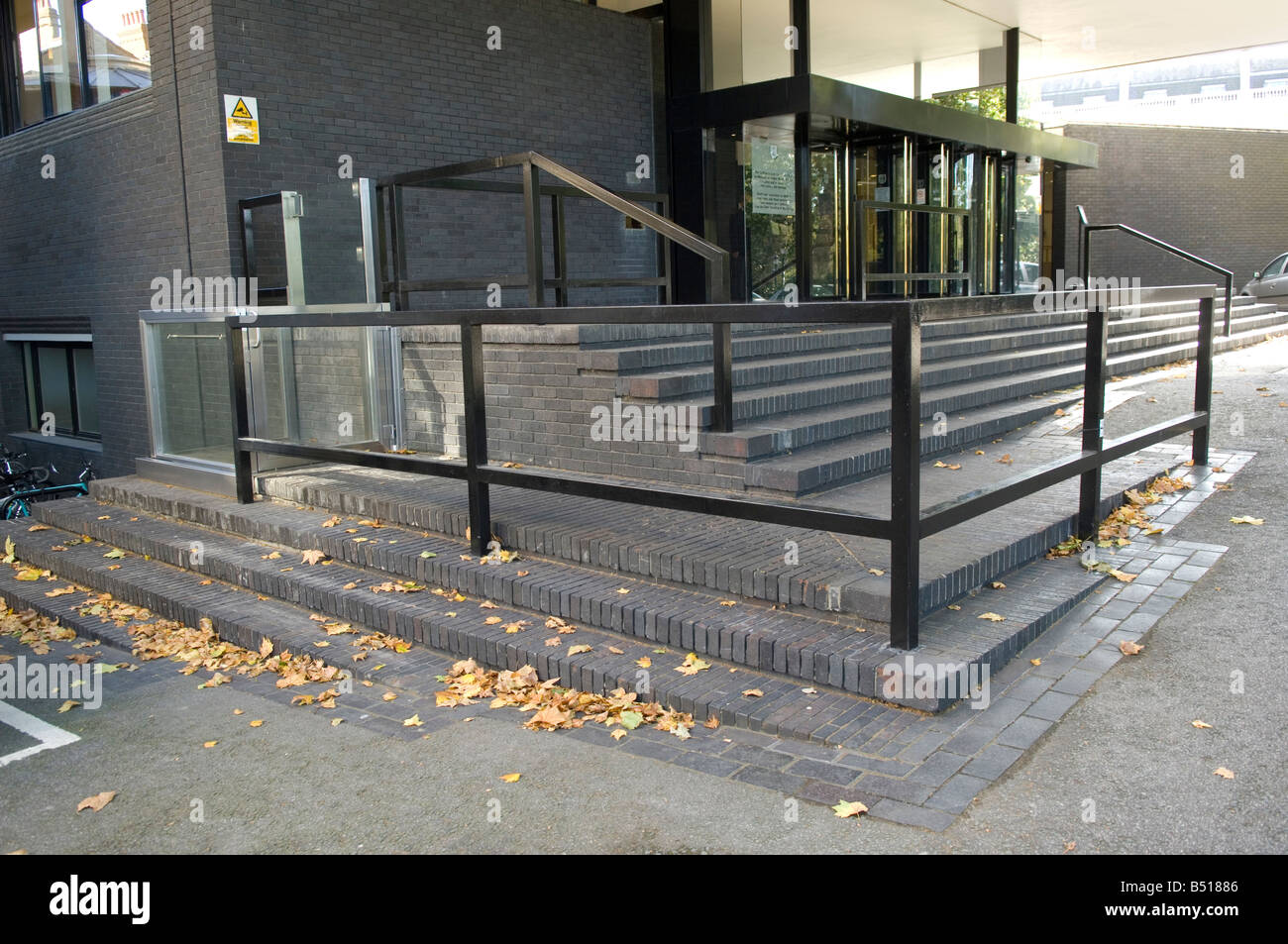 Behindertengerechte Rampe und Lift am Royal College of Physicians, London Stockfoto