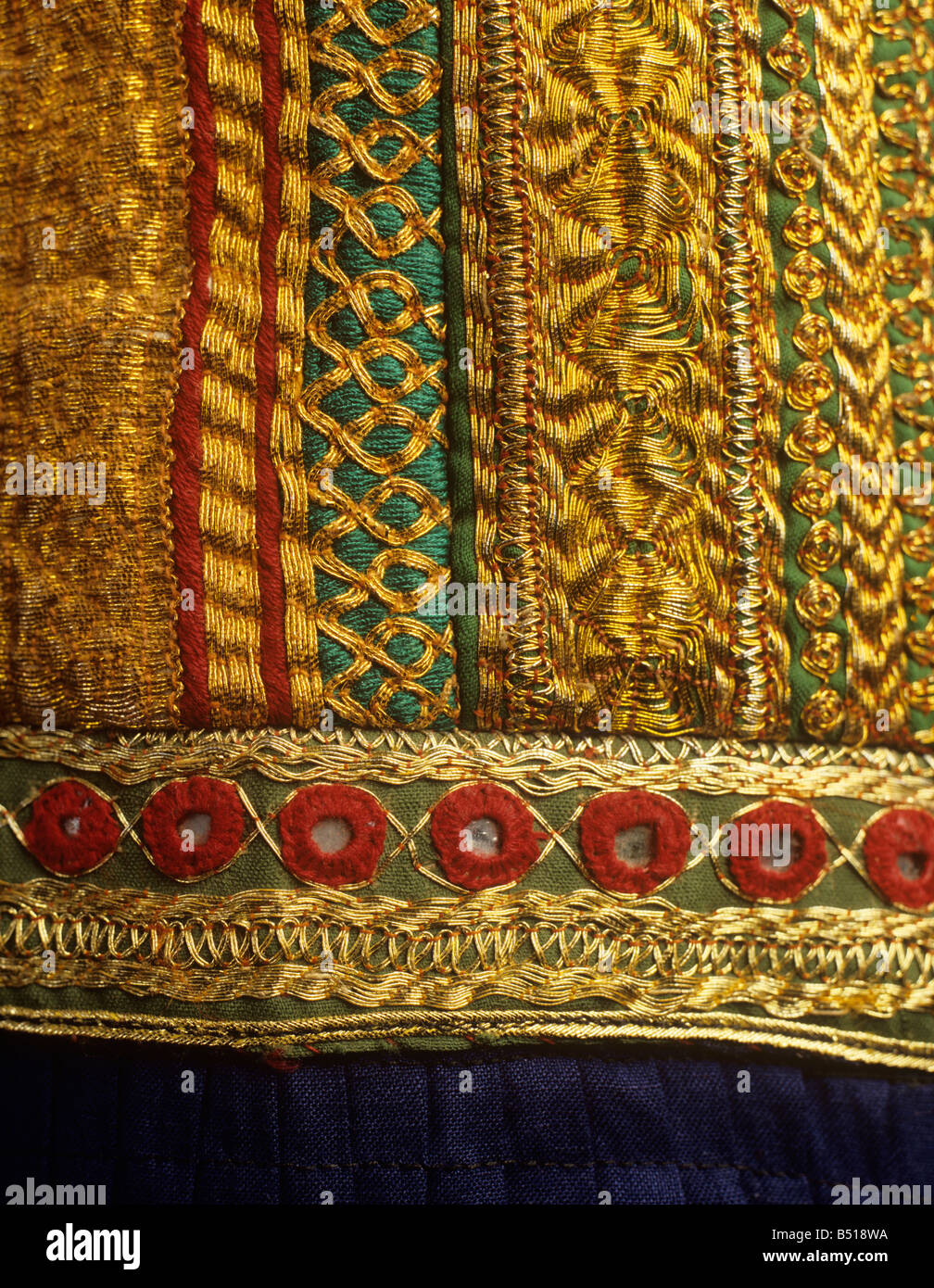 Pakistanische Handwerk hand Stickerei Detail Kleid bestickt in Goldfaden aus Sindh Pakistan Stockfoto