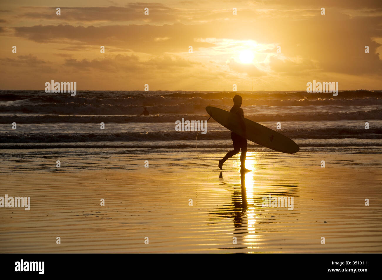 Surfer am Strand von Porthcawl Mid Glamorgan Stockfoto