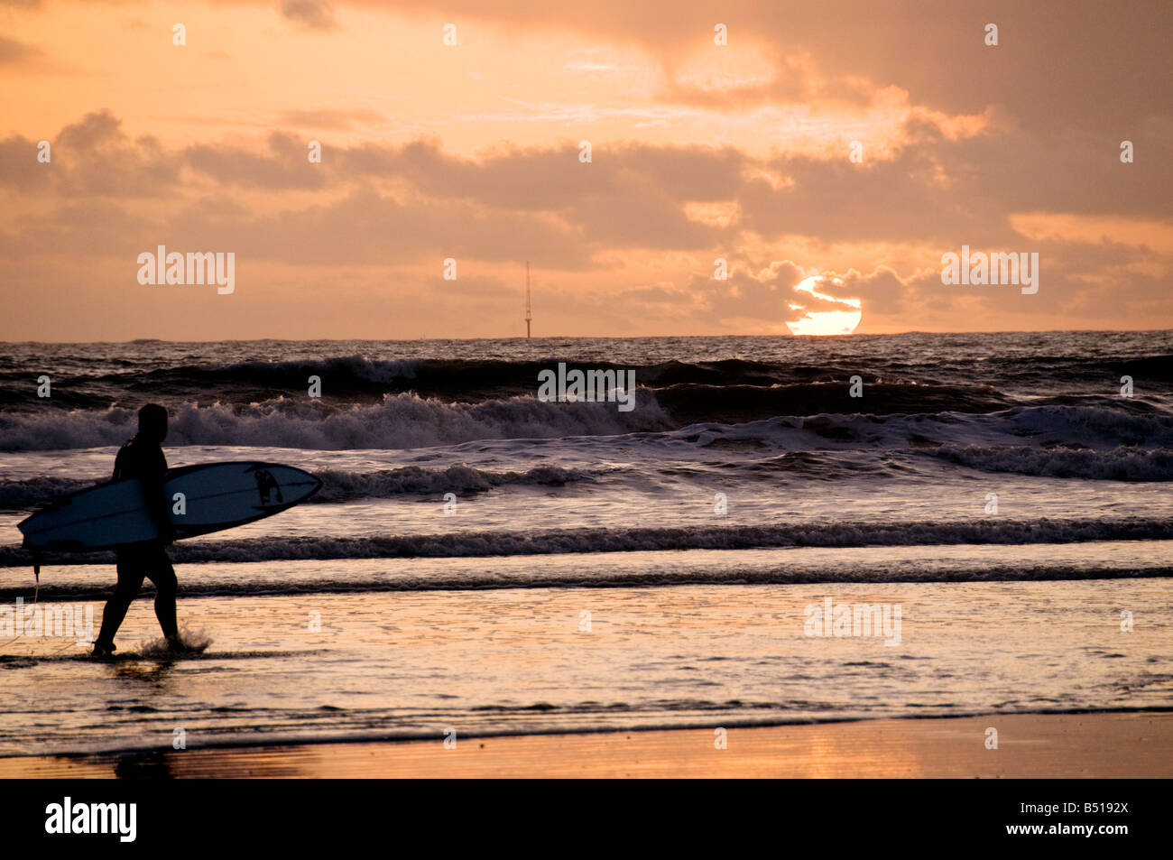 Surfer am Strand von Porthcawl Mid Glamorgan Stockfoto