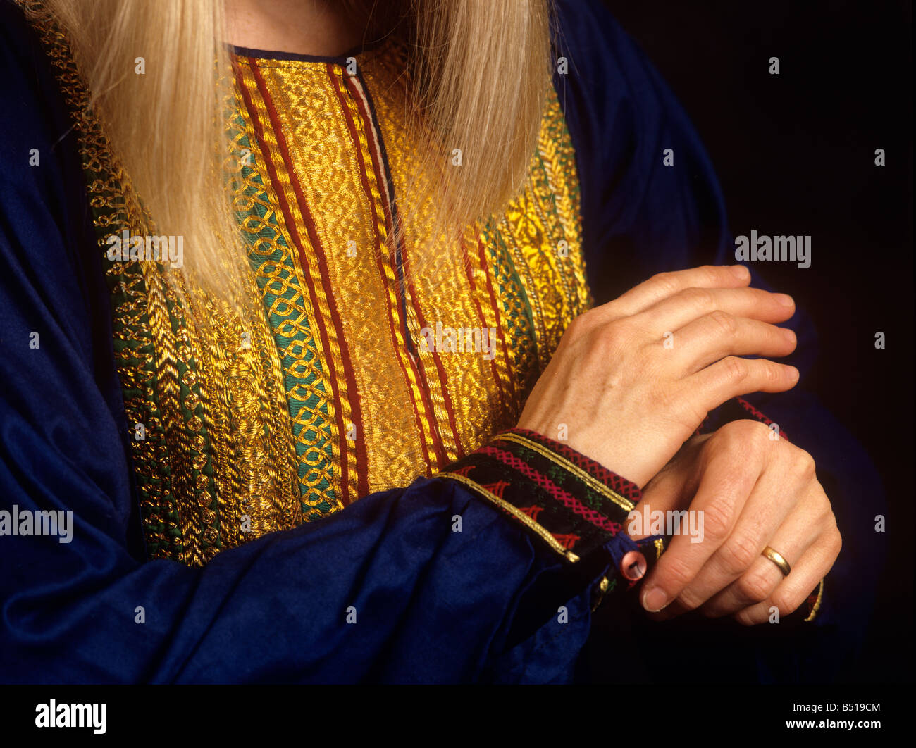 Pakistanische Handwerk Detail der Stickerei Kleid Hand bestickt in Goldfaden aus Sindh Pakistan Stockfoto