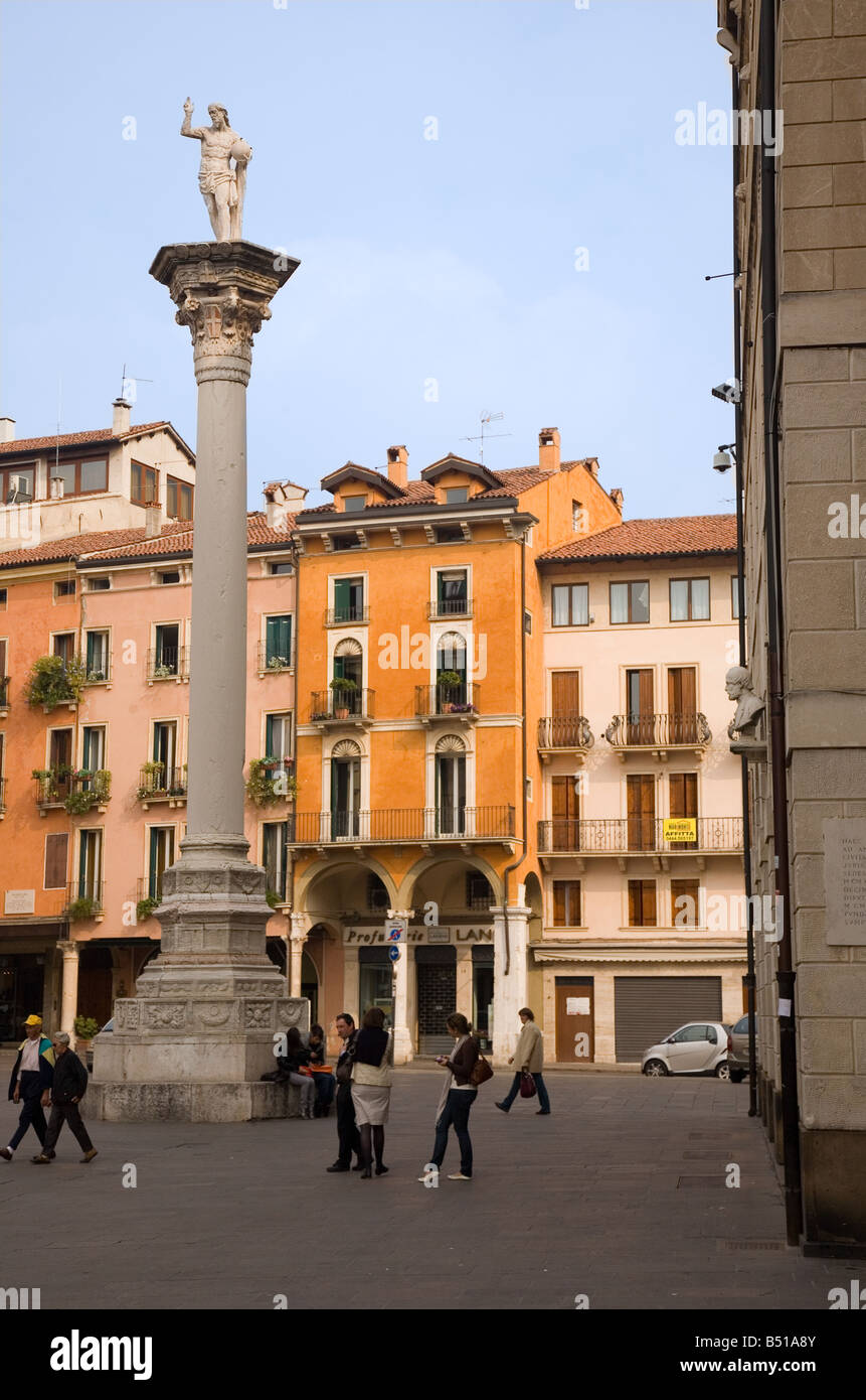 Die Piazza dei Signori in Vicenza, Italien, mit einem aus dem 17. Jahrhundert Figur des Erlösers auf einer Säule vor bunten Häusern Stockfoto