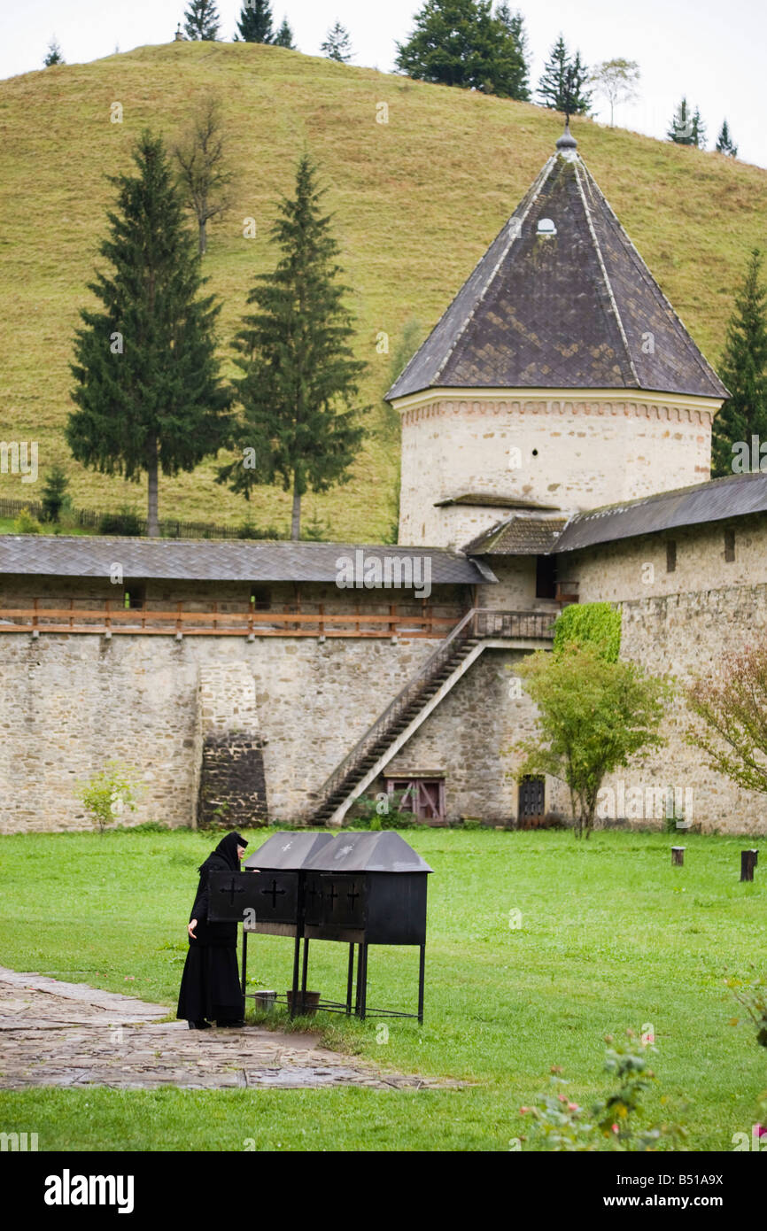 Bucovina Moldawien Rumänien Europa Gelände des befestigten Klosters Sucevita Verbindung mit rumänischen orthodoxen Nonne Stockfoto