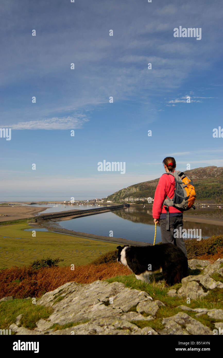 Weibliche Wanderer mit ihrem Hund mit Blick auf die Mündung des Mawddach in der Nähe von Barmouth Stockfoto