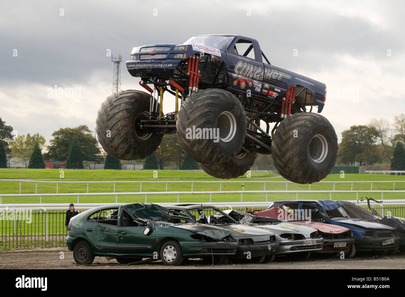 Springendes Renn Auto Springendes auto -Fotos und -Bildmaterial in hoher Auflösung – Alamy