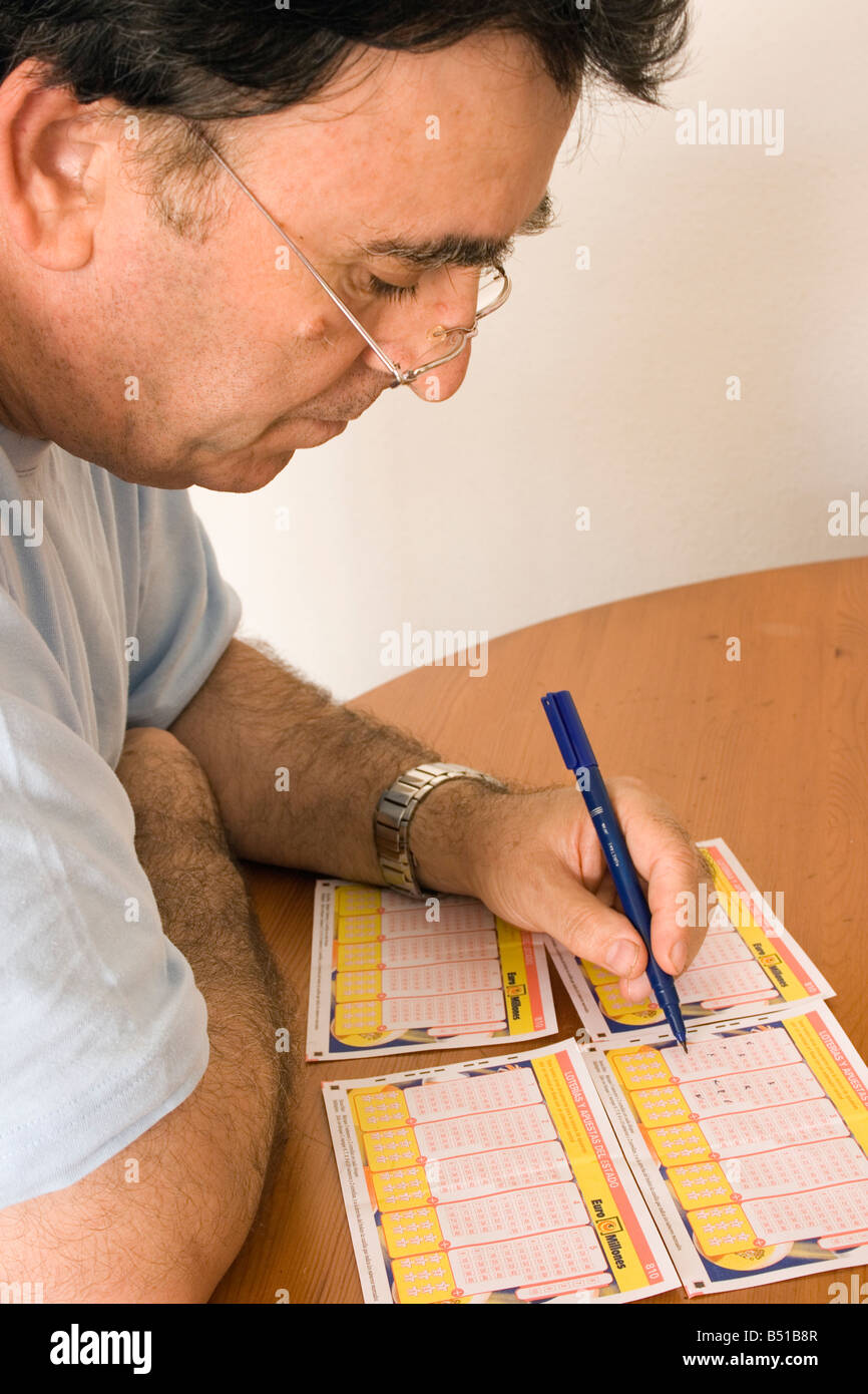 Mann Lottoschein ausfüllen Stockfoto