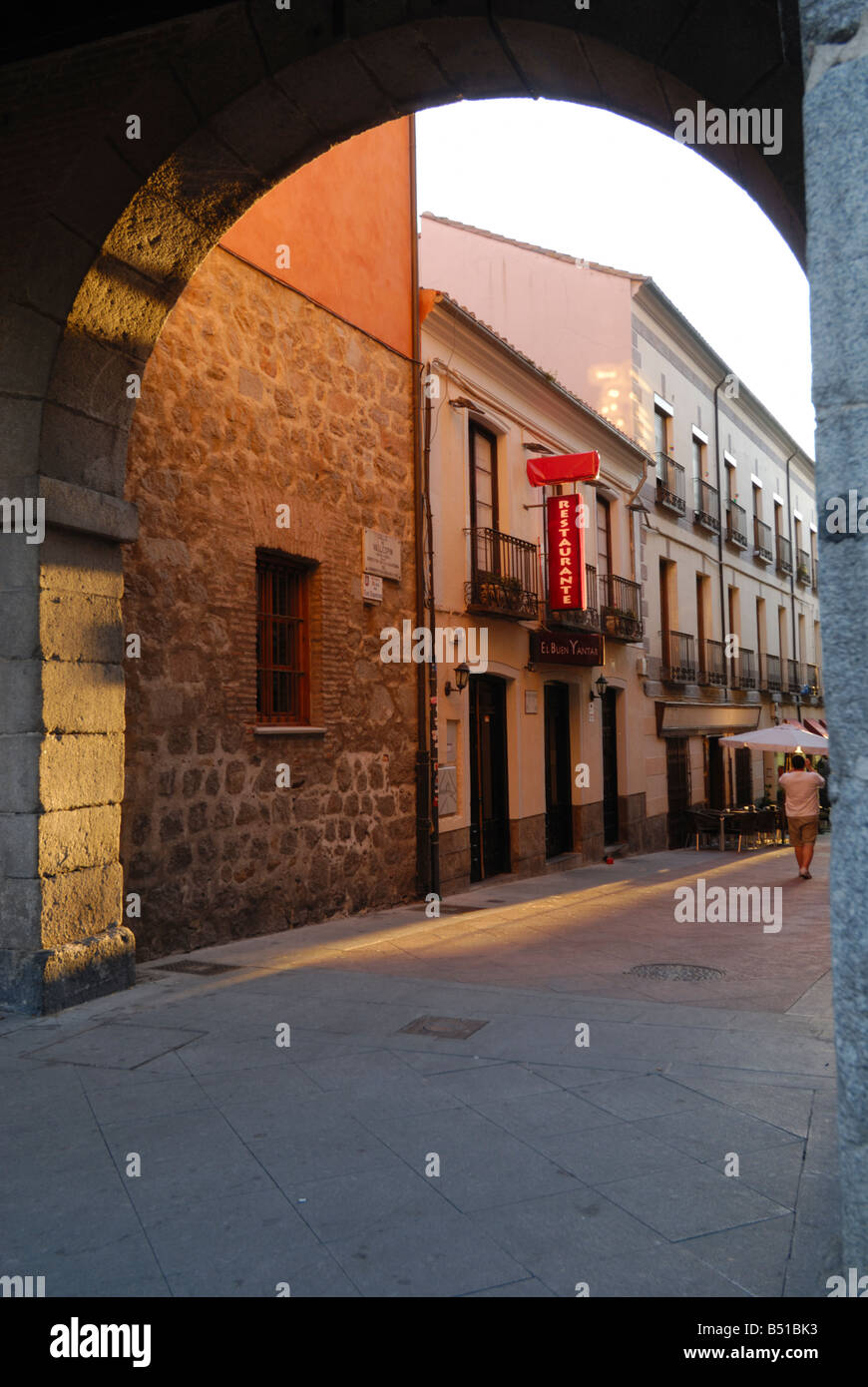 Stree Szene auf der Suche von der Plaza del Mercado Chico, Avila, Spanien Stockfoto