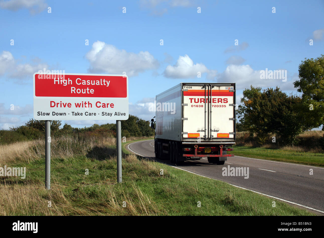 Schild Achtung Autofahrer auf der A1307 am Horseheath - ein Unfall schwarzen Fleck zwischen Cambridge und Haverhill in Suffolk Stockfoto
