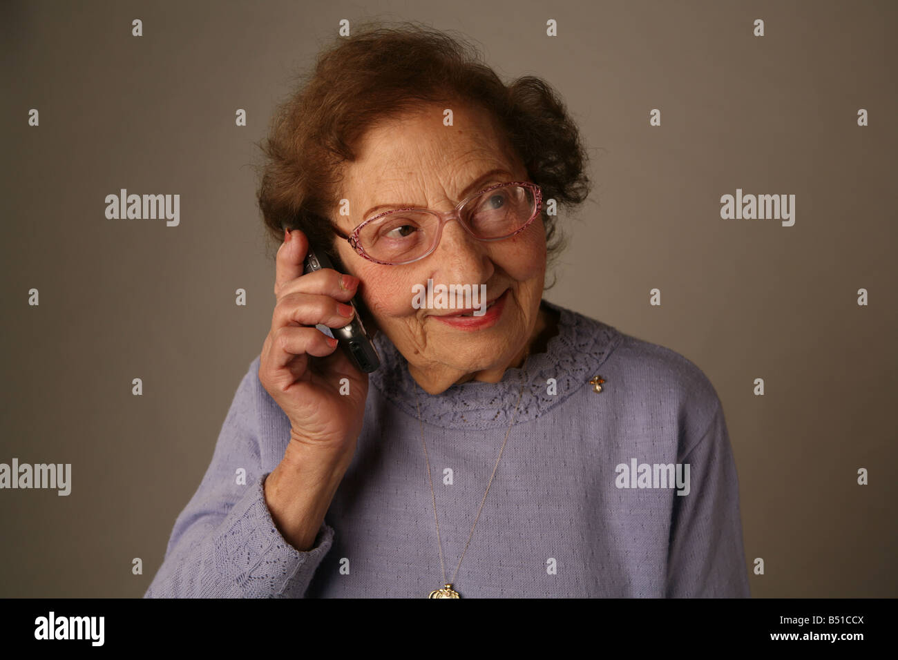Ältere Frau mit Handy. Stockfoto