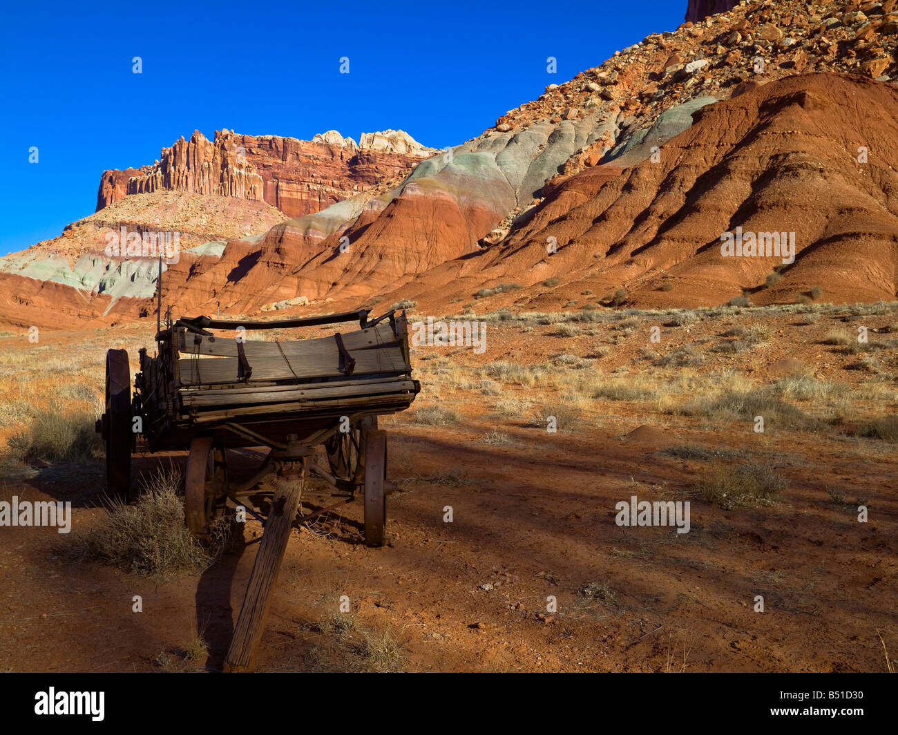 Alten Wagen gegen red Rock canyon Stockfoto