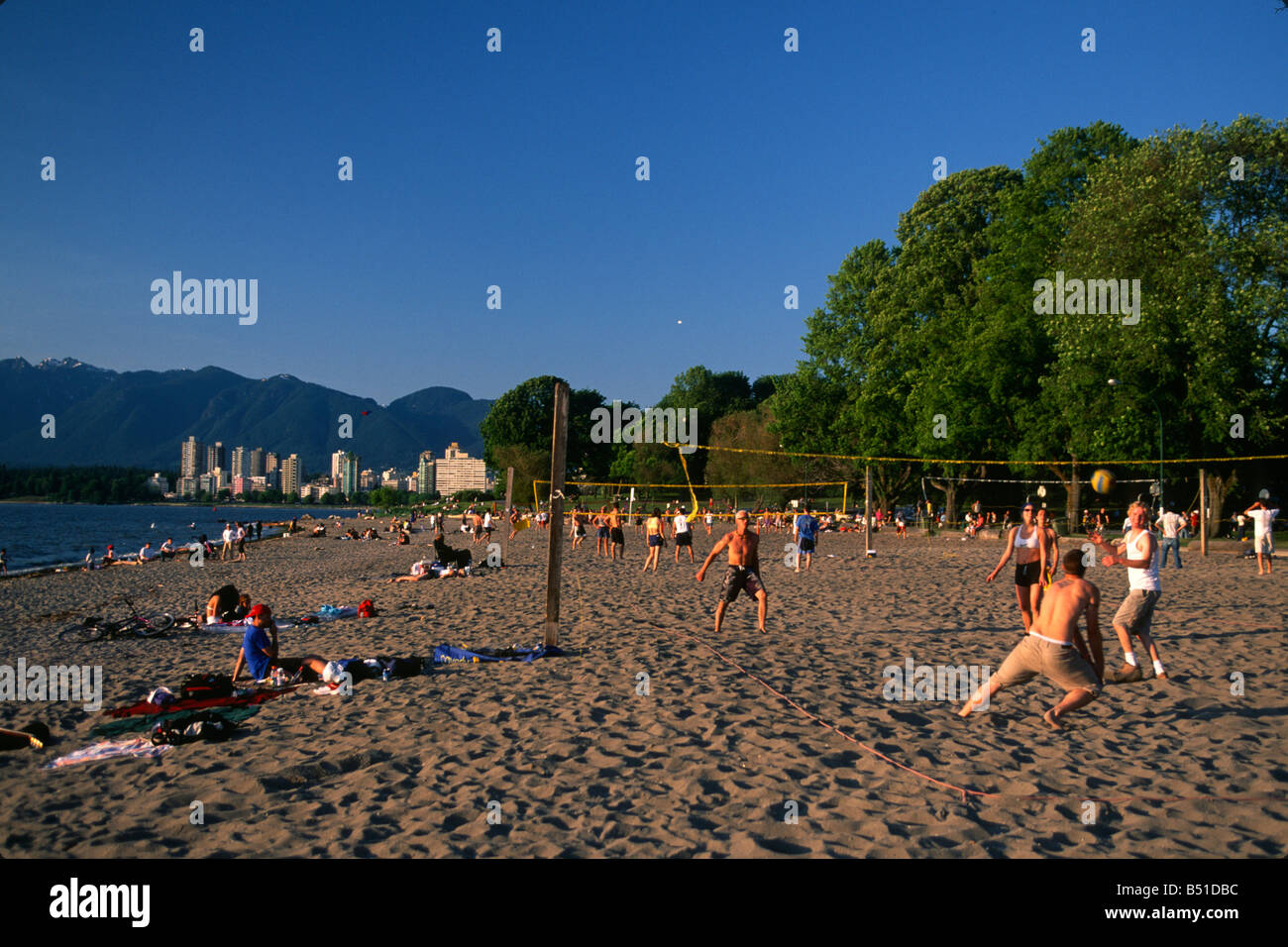 Beach-Volleyball am Sommerabend im kanadischen Vancouver Stockfoto