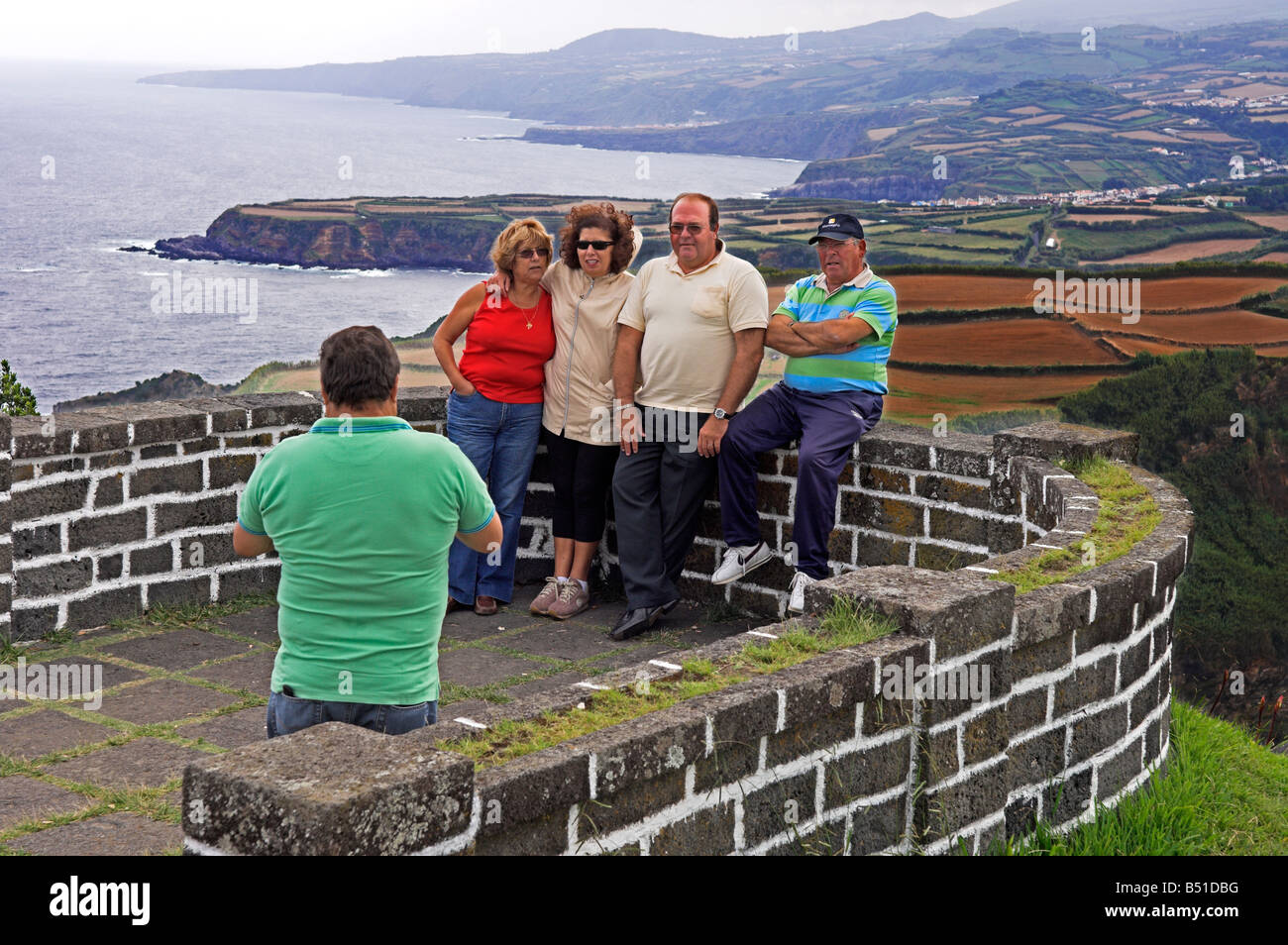 Touristen am Aussichtspunkt Santa Iria auf Nord Küste von Sao Miguel Island Azoren Stockfoto