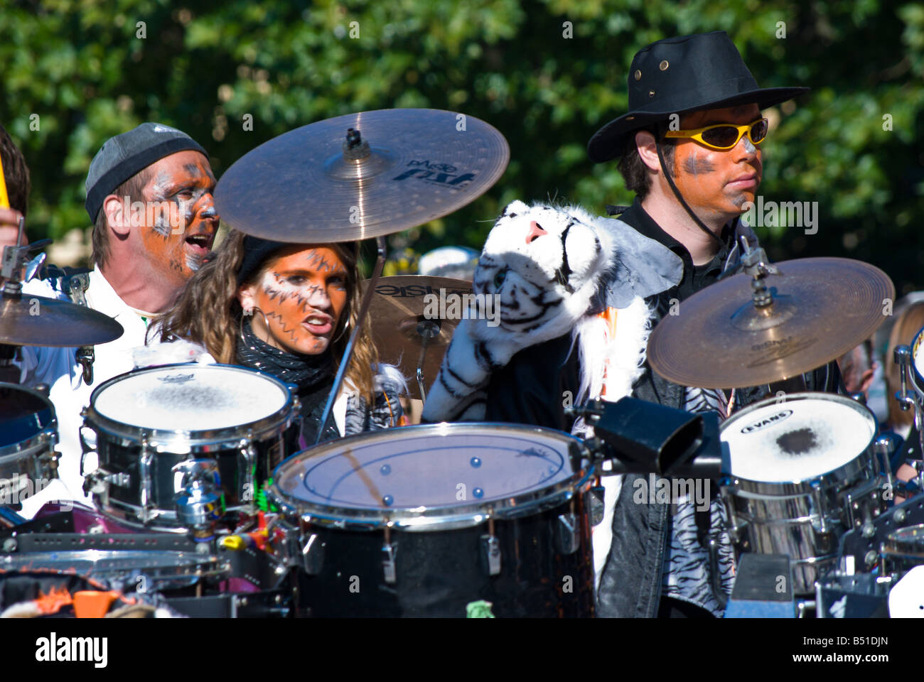 Schlagzeuger bilden die Rosswoschwyber Guggenmusik-Band bei der Fête des  Vendanges Stockfotografie - Alamy