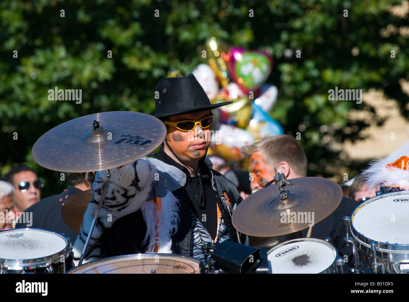 Schlagzeuger bilden die Rosswoschwyber Guggenmusik-Band bei der Fête des  Vendanges Stockfotografie - Alamy